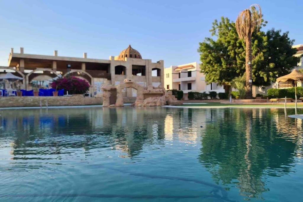 Riviera - Pool View & Wifi Apartment